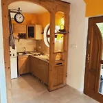 Kis Haz Az Erdo Mellett - Little House Next To The Forest * Балатонакараттья